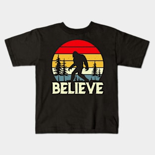 Vintage retro bigfoot believer Kids T-Shirt